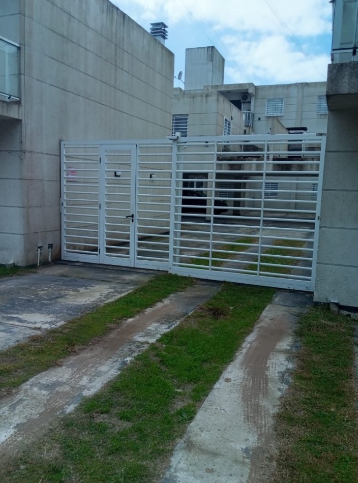 Dpto 2 amb en planta Baja con espacio vehicular (en complejo)